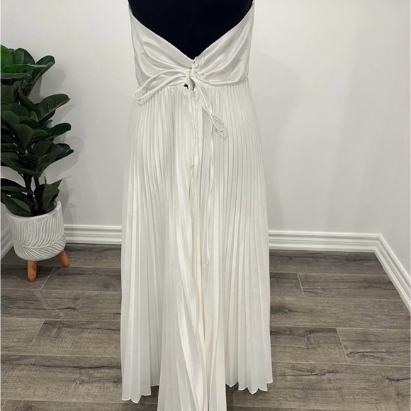 Elegant White Strapless Dress - Picture 5 of 5